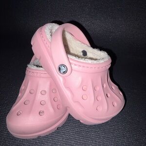 CROCS Kids Pink Fuzzy Lined clogs kid size 8/9